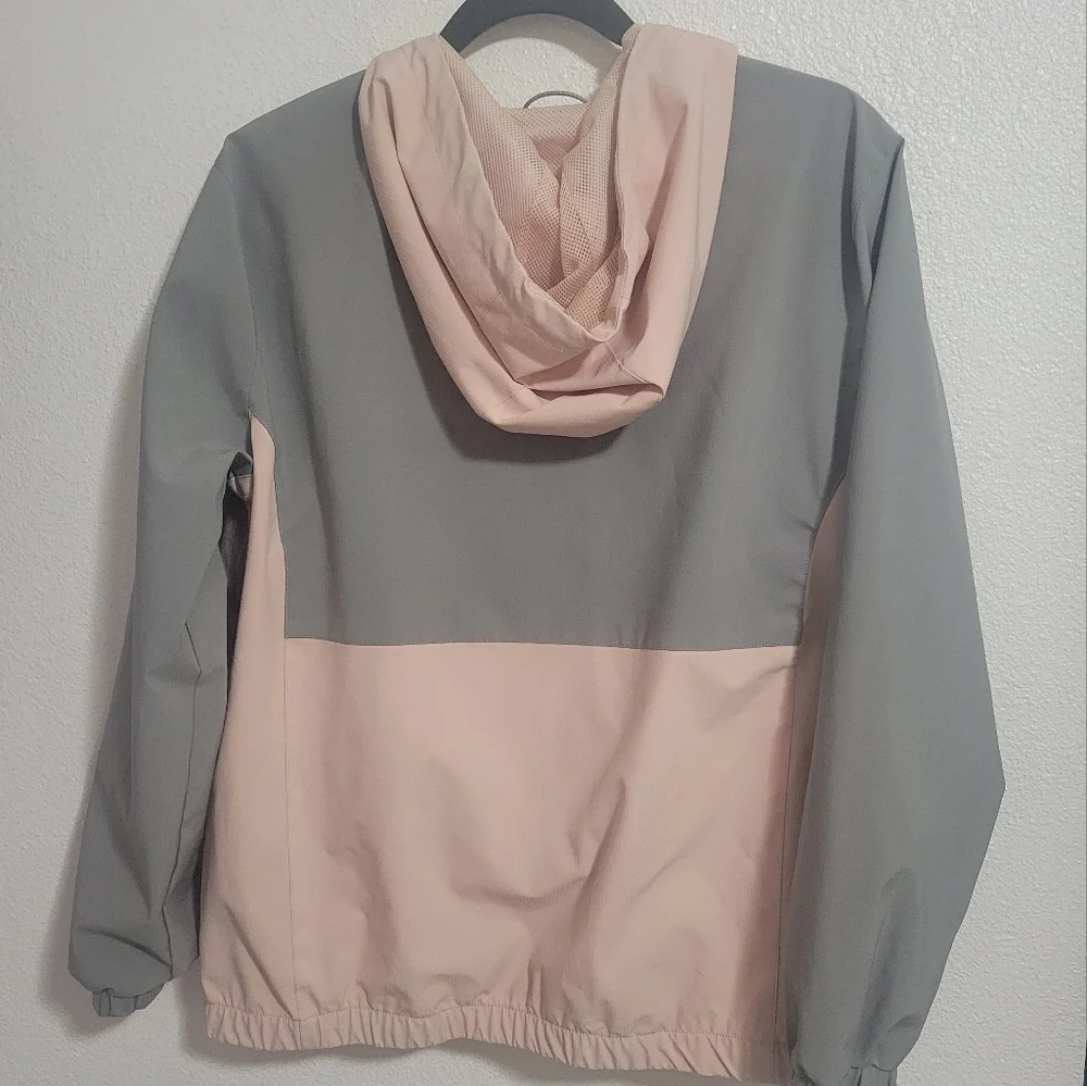 Voyager hoodie jacket feels like windbreaker material size small
